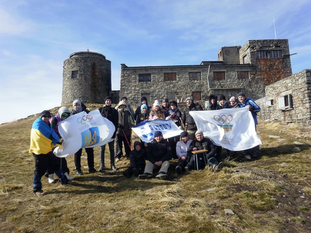 Піп Іван (на фоні обсерваторії Білий Слон)